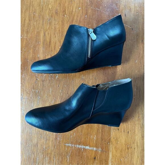 Adrienne Vittadini black wedge ankle boots 8 - Picture 2 of 4